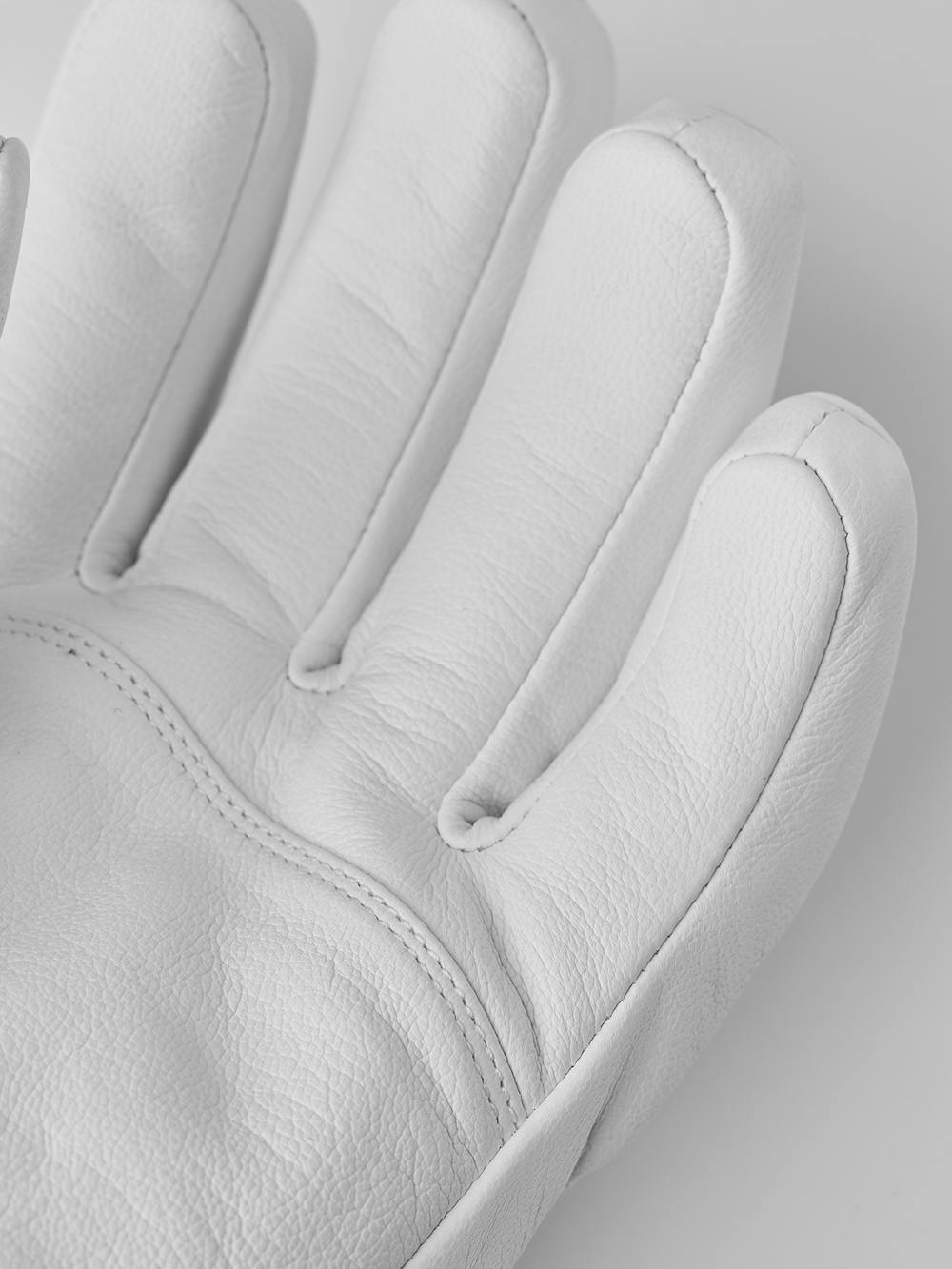 Vit skidhandske i getskinn
 (3 av 5)