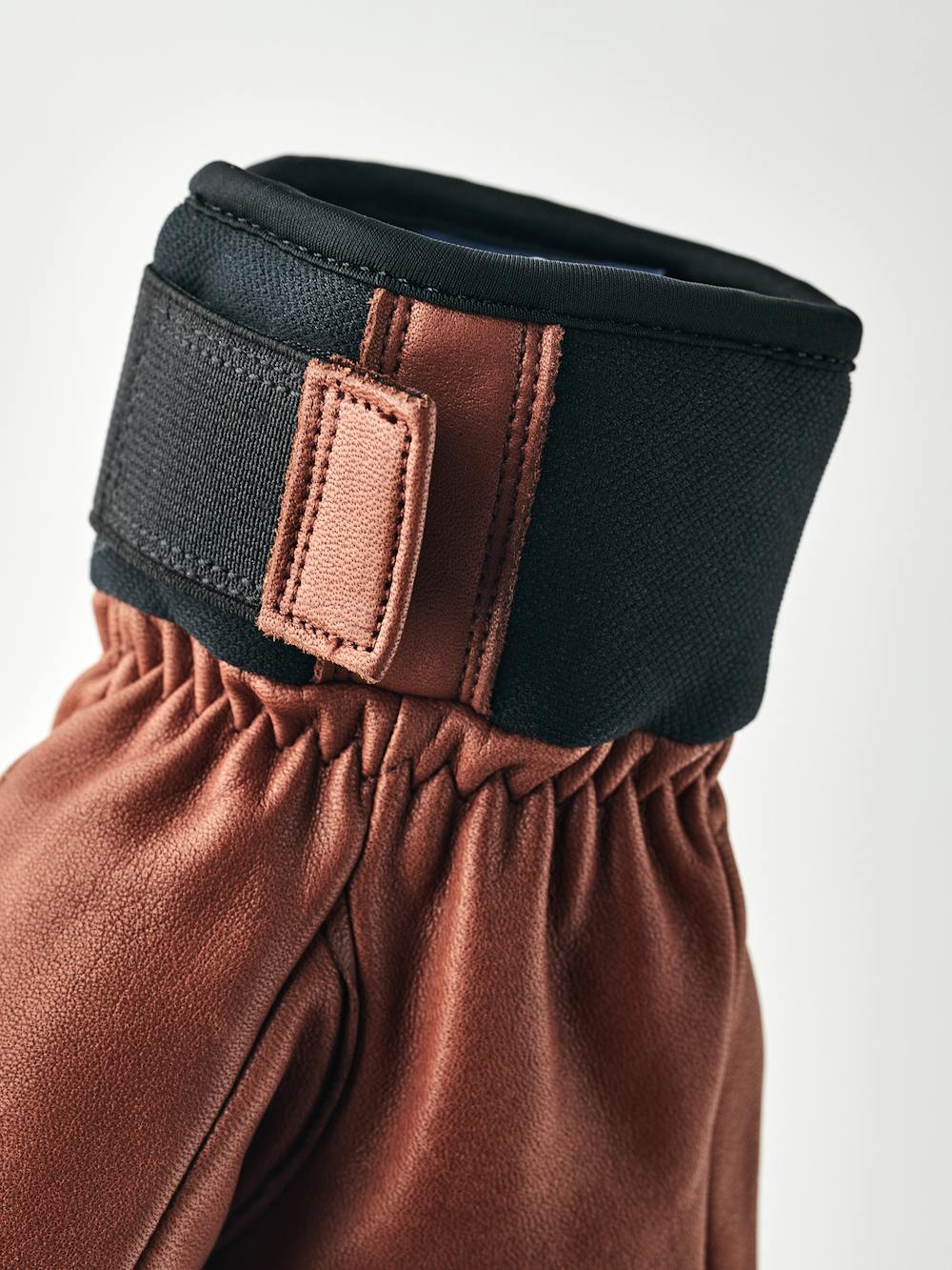 Brauner Skihandschuh aus Rindsleder
(5 oder 6)