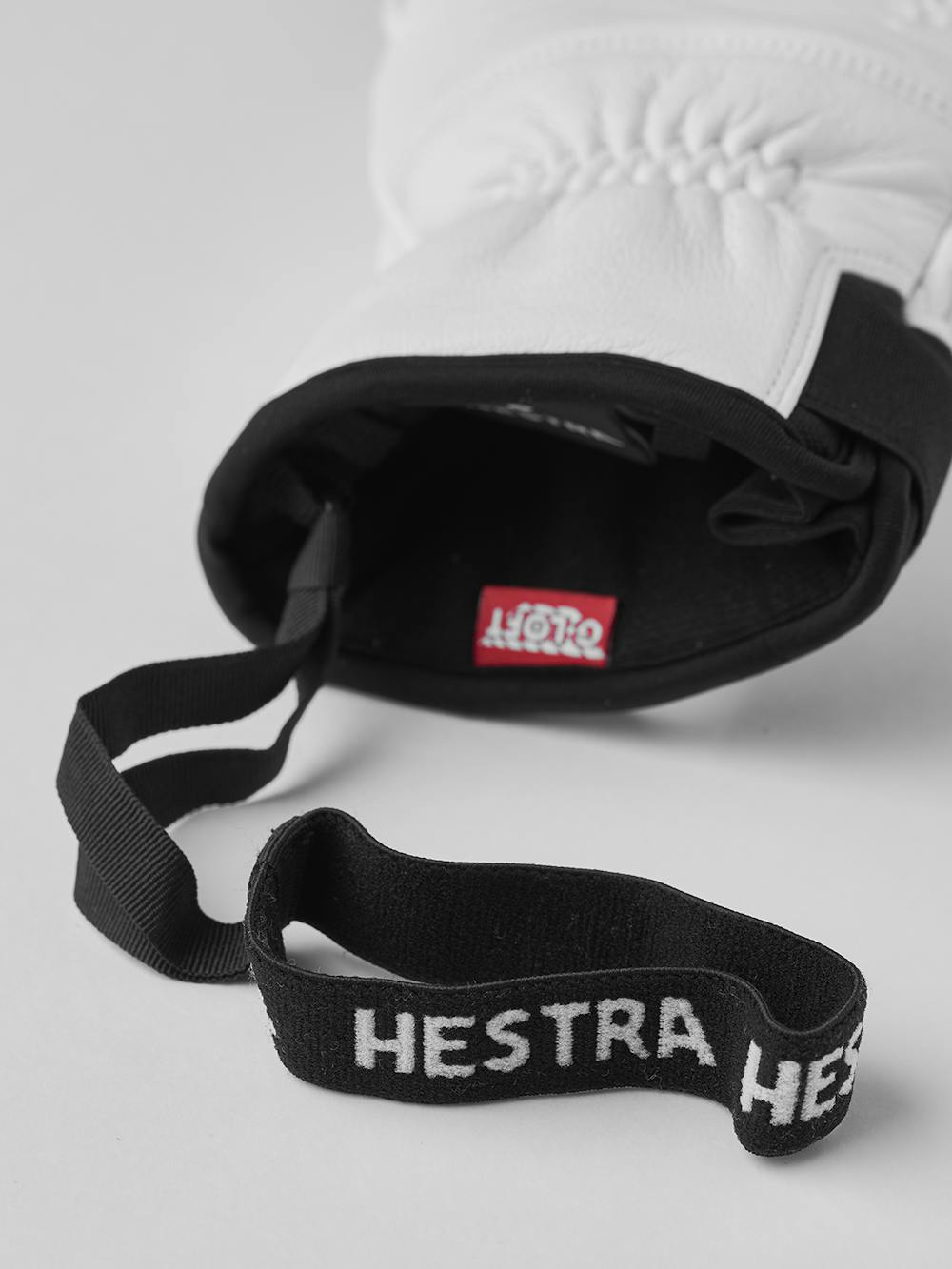 Vit skidhandske i getskinn
 (5 av 5)