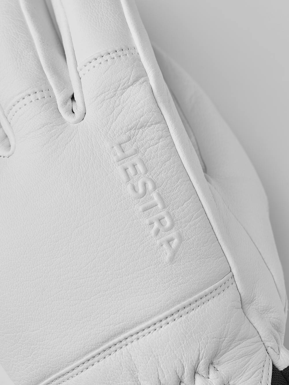 Vit skidhandske i getskinn
 (2 av 5)