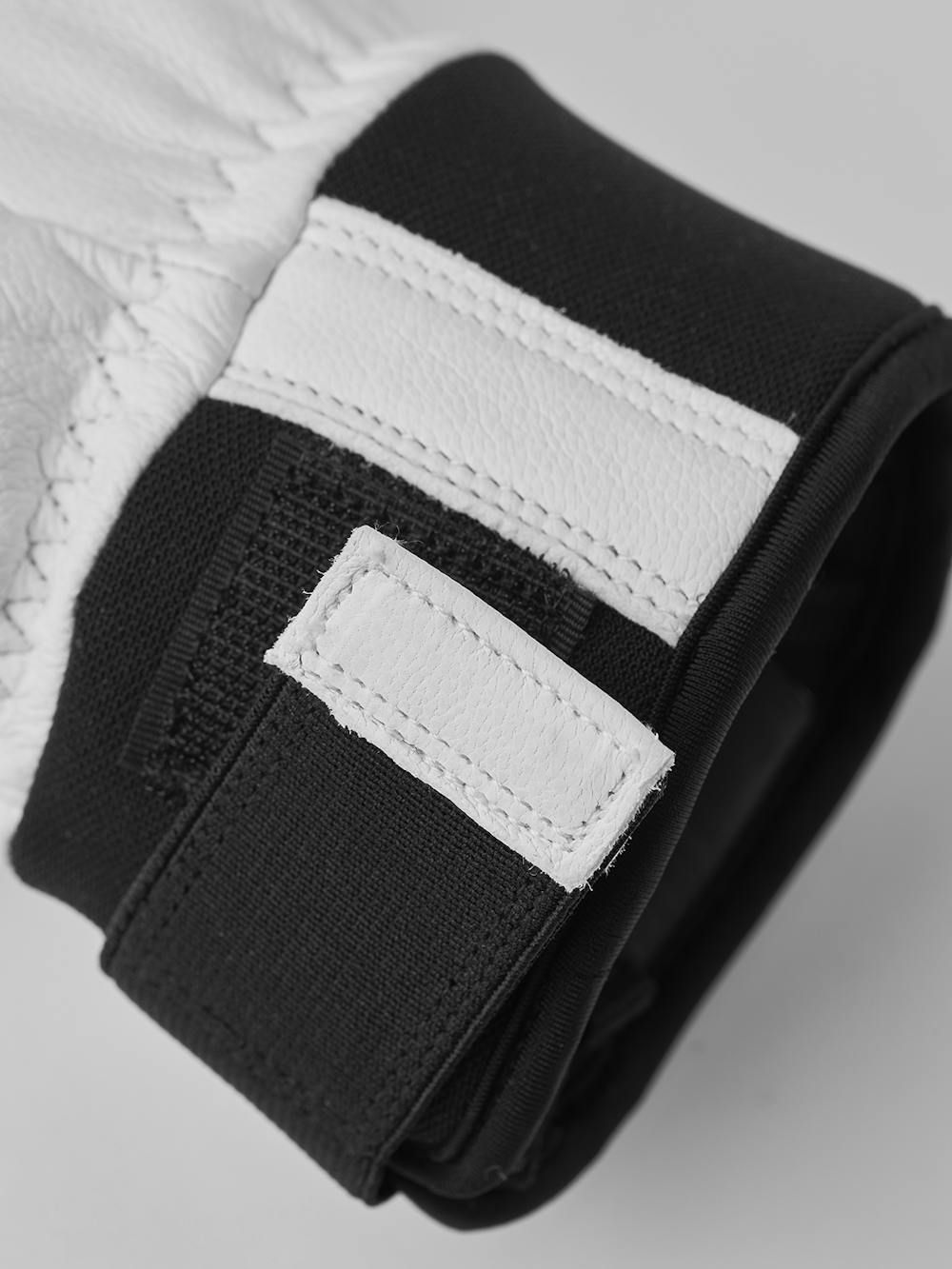 Vit skidhandske i getskinn
 (4 av 5)