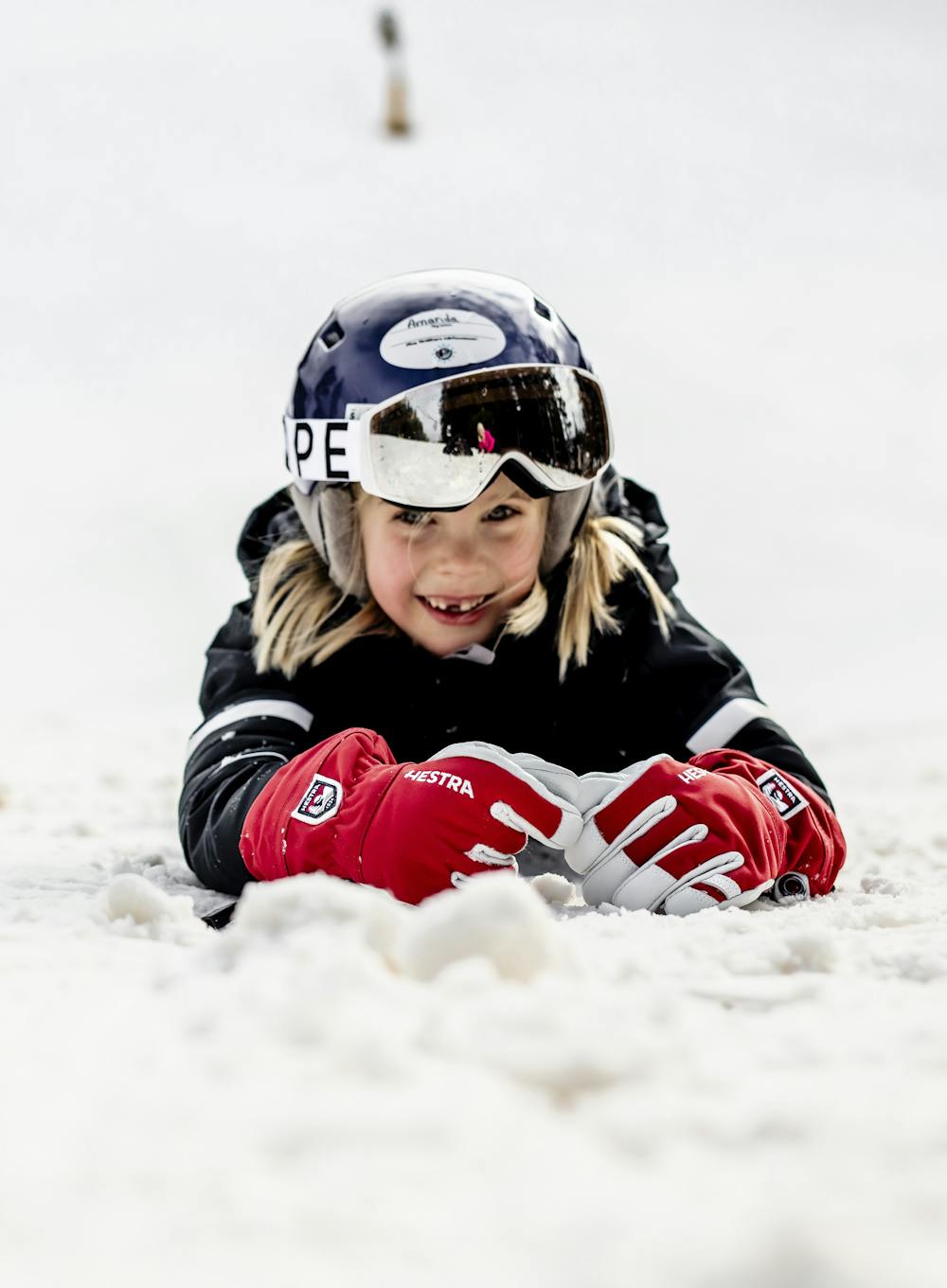 Roter Skihandschuh mit weißem Ziegenleder an der Innenhand
(7 oder 7)