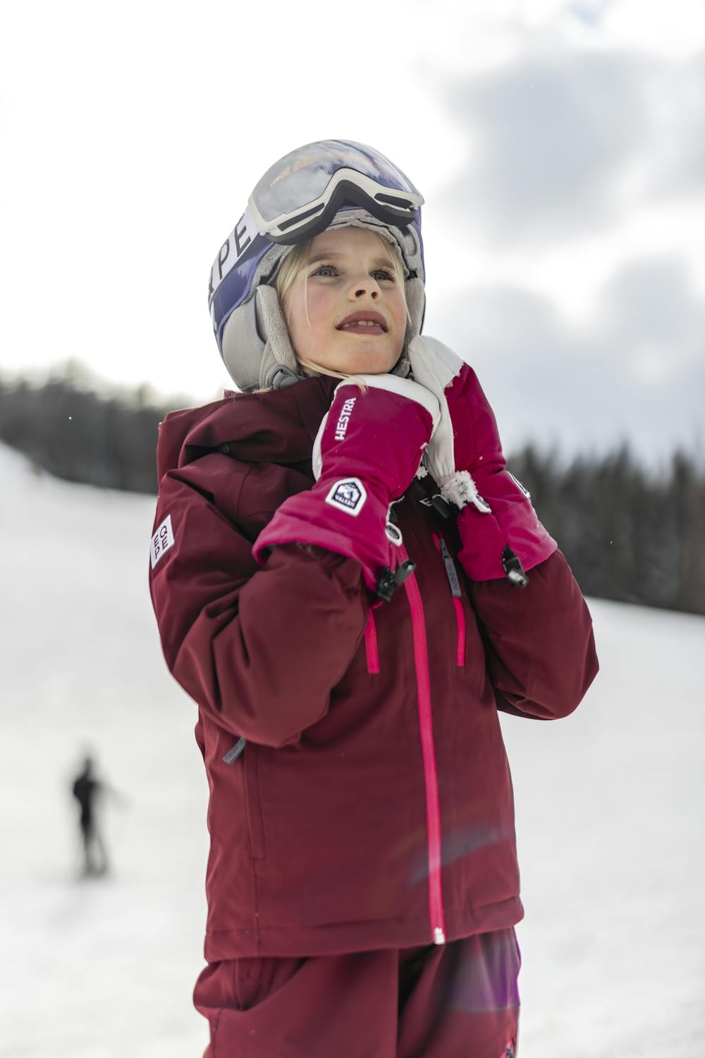Pink-purple mitten with white goat leather palm
(4 of 12)