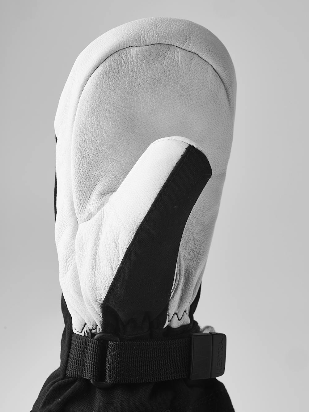 Black mitten with white goat leather palm
(5 of 8)