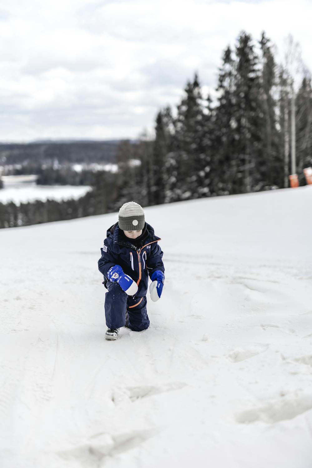 Blue mitten with white goat leather palm
(6 of 12)