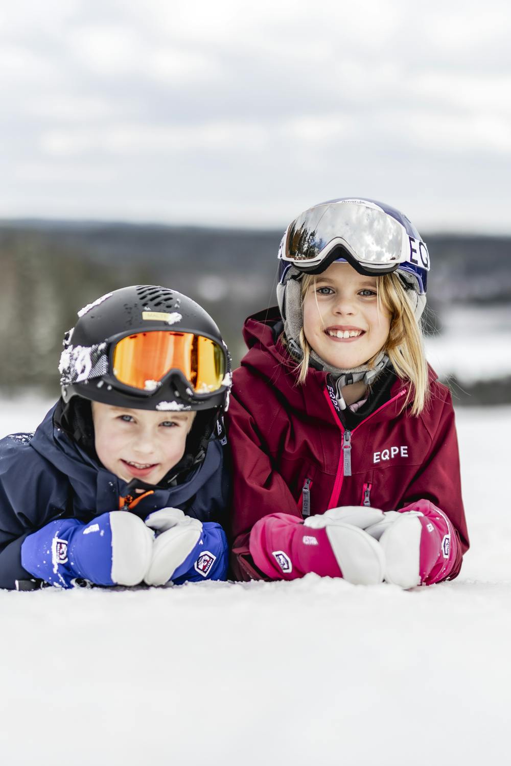 Blue mitten with white goat leather palm
(8 of 12)