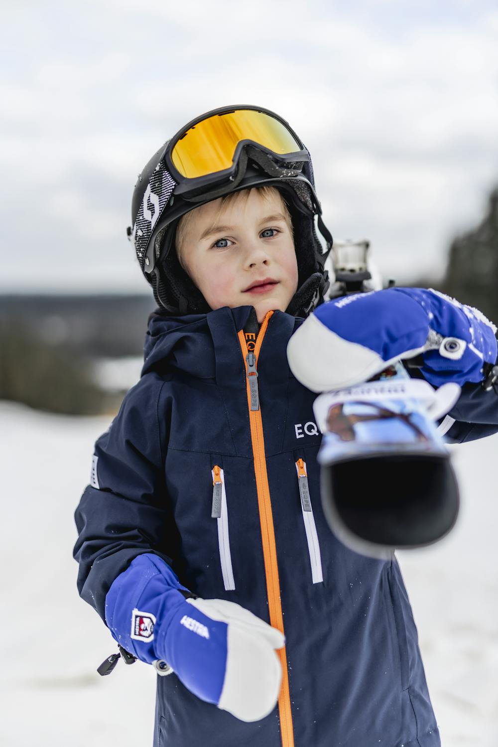 Blue mitten with white goat leather palm
(4 of 12)