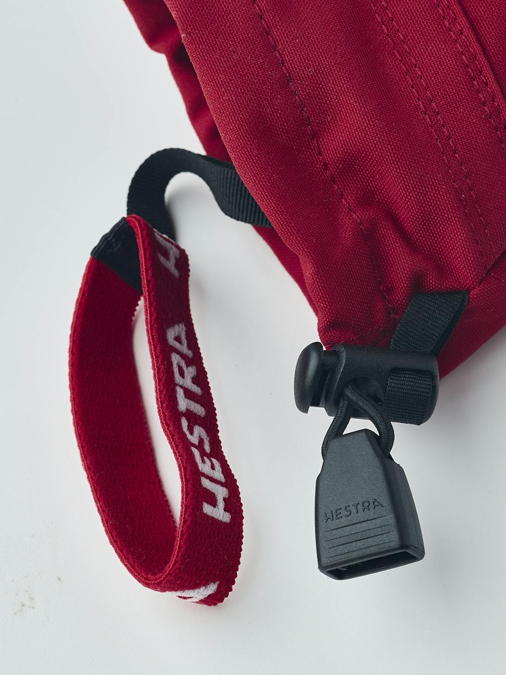 Roter Dreifingerhandschuh mit weißem Ziegenleder an der Innenhand
(6 oder 6)