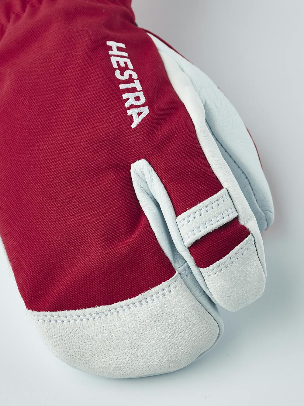 Roter Dreifingerhandschuh mit weißem Ziegenleder an der Innenhand
(3 oder 6)