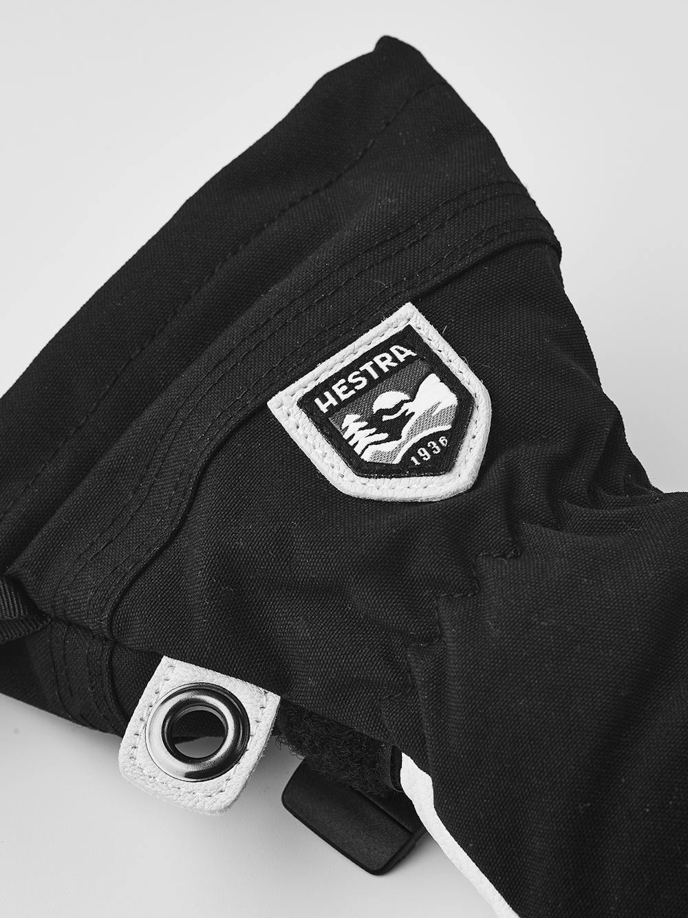 Svart trefingershandske med vitt getskinn i innerhanden
(2 av 5)