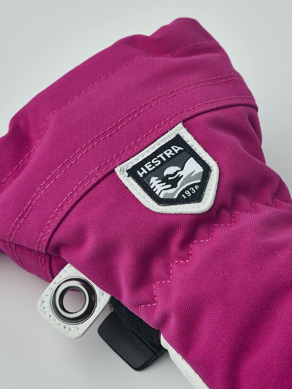 Rosa-lila trefingershandske med vitt getskinn i innerhanden
 (2 av 6)