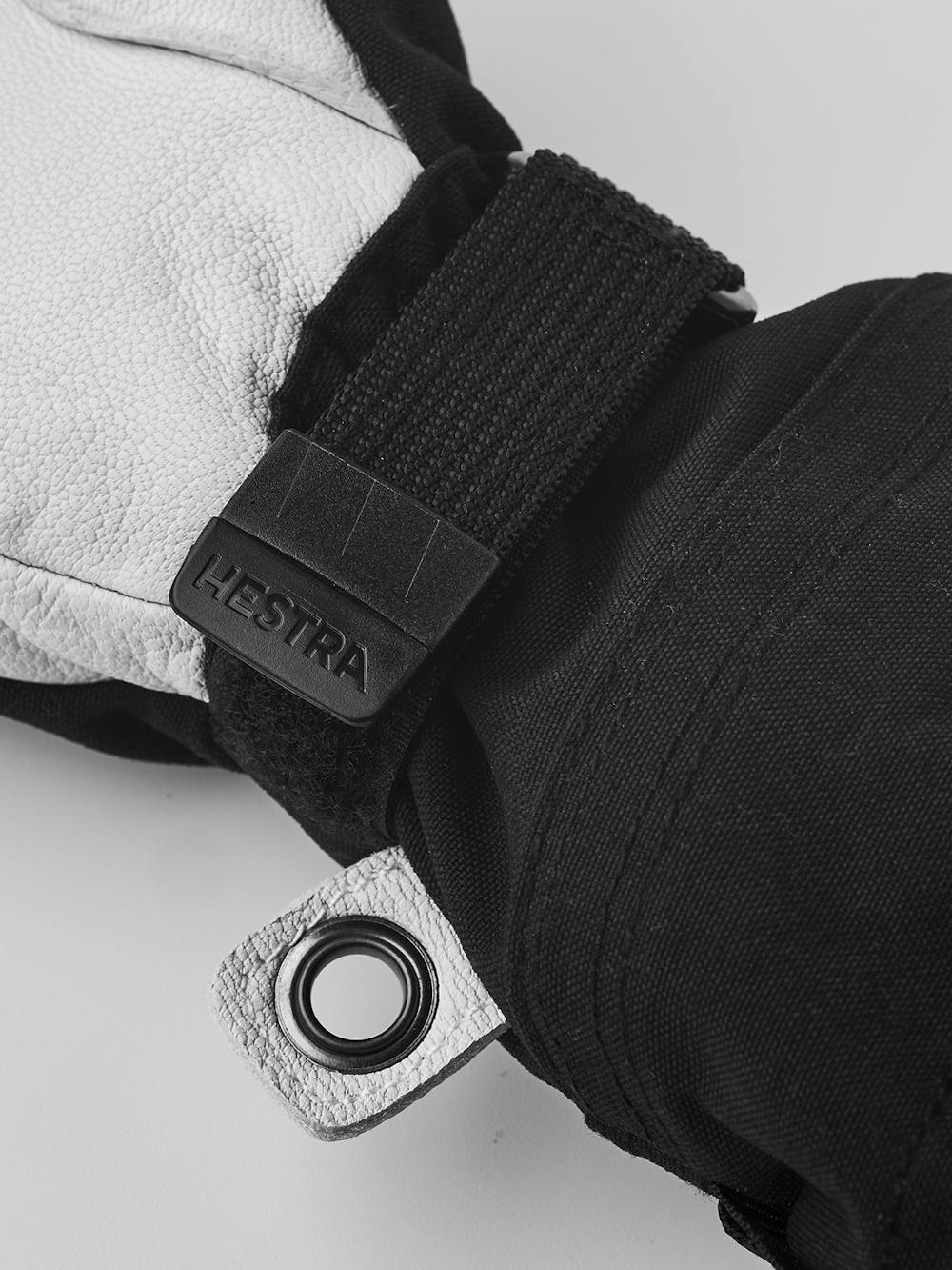 Svart trefingershandske med vitt getskinn i innerhanden
(4 av 5)