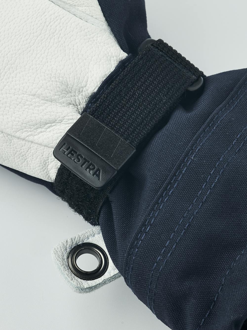 Mörkblå trefingershandske med vitt getskinn i innerhanden
 (5 oder 7)