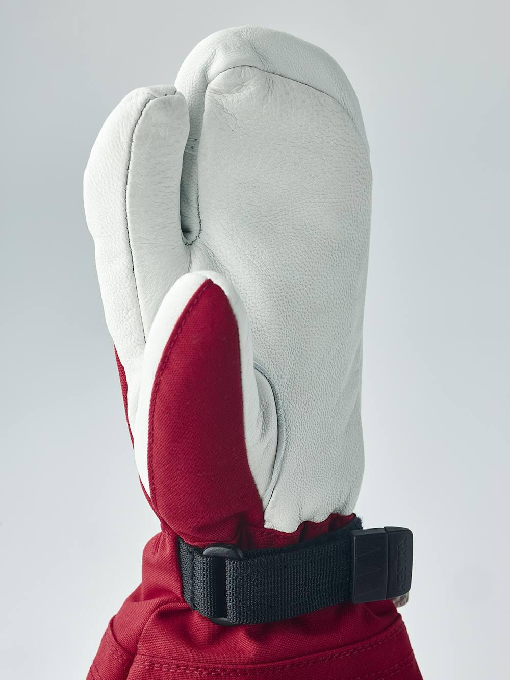 Roter Dreifingerhandschuh mit weißem Ziegenleder an der Innenhand
(4 oder 6)