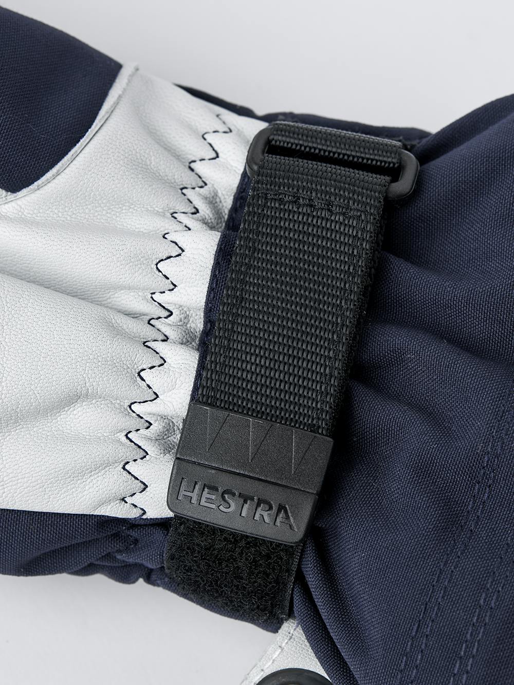 Dunkelblauer Fausthandschuh mit weißem Ziegenleder an der Innenhand
(3 oder 10)