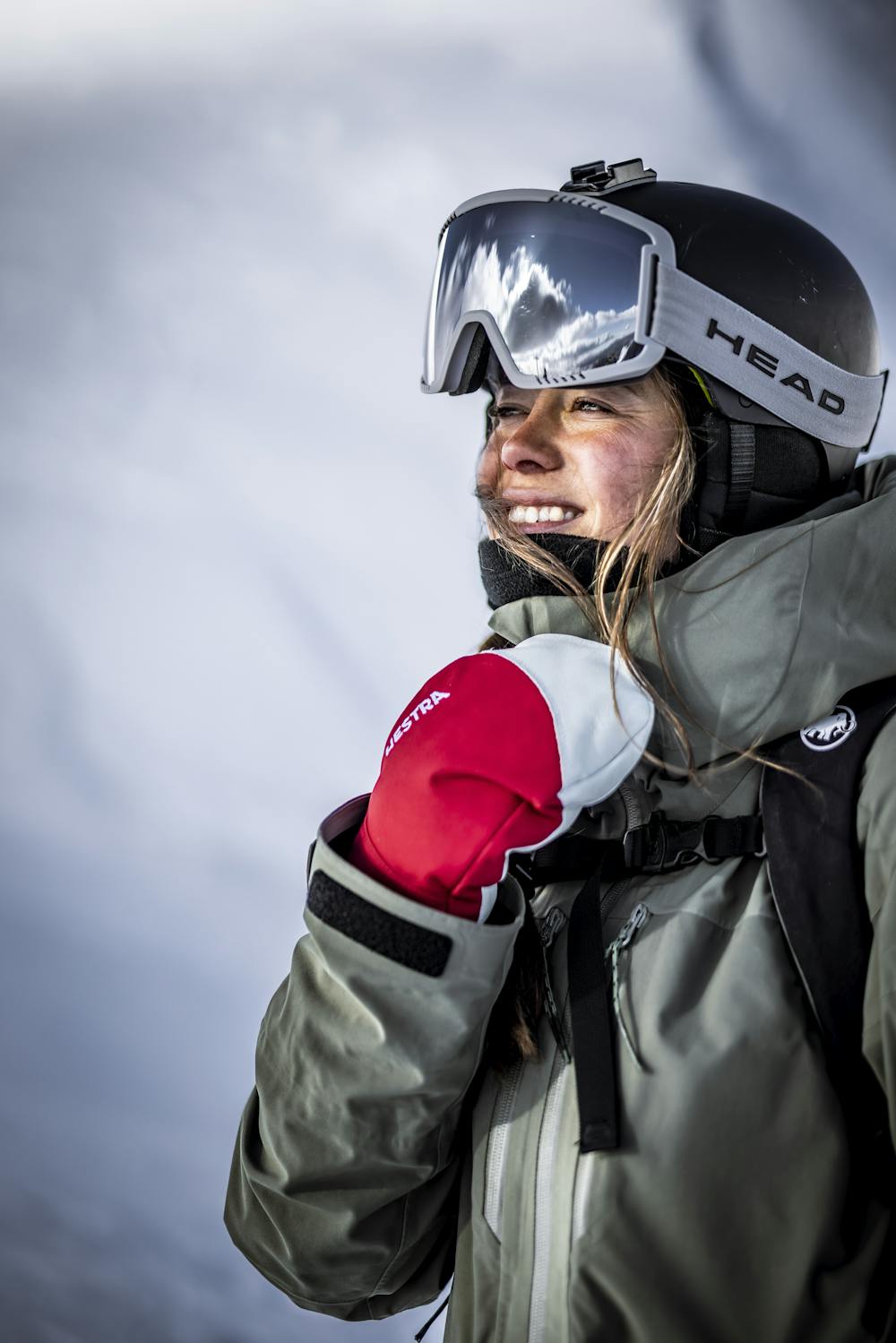 Roter Fausthandschuh mit weißem Ziegenleder an der Innenhand
(11 oder 12)