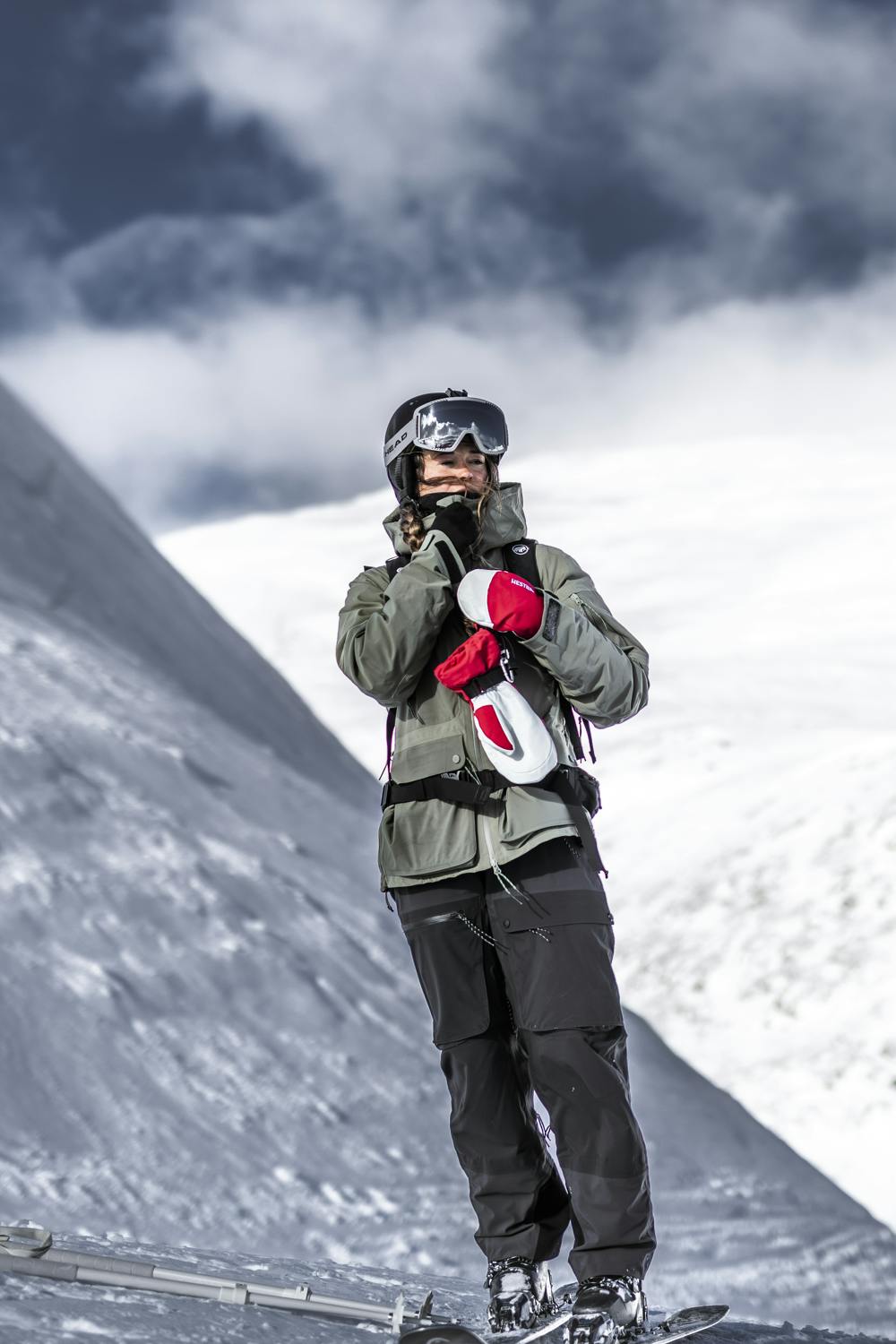 Roter Fausthandschuh mit weißem Ziegenleder an der Innenhand
(4 oder 12)