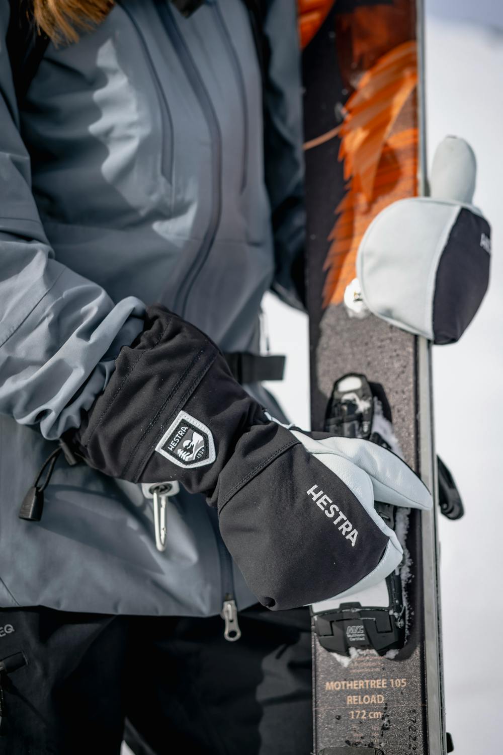 Schwarzer Fausthandschuh mit weißem Ziegenleder an der Innenhand
 (4 oder 9)