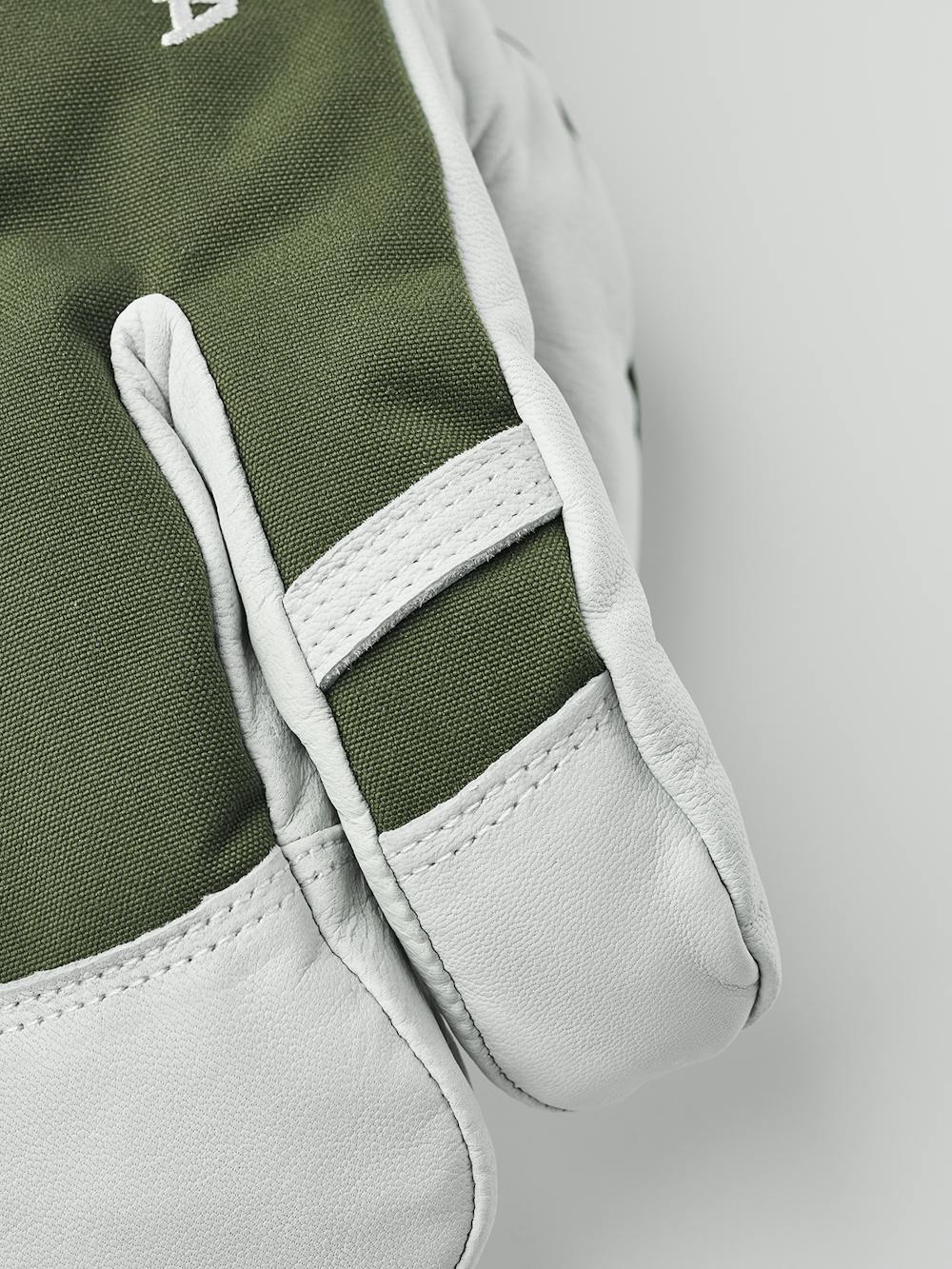 Mossgrön trefingershandske med vitt getskinn i innerhanden
 (5 av 7)