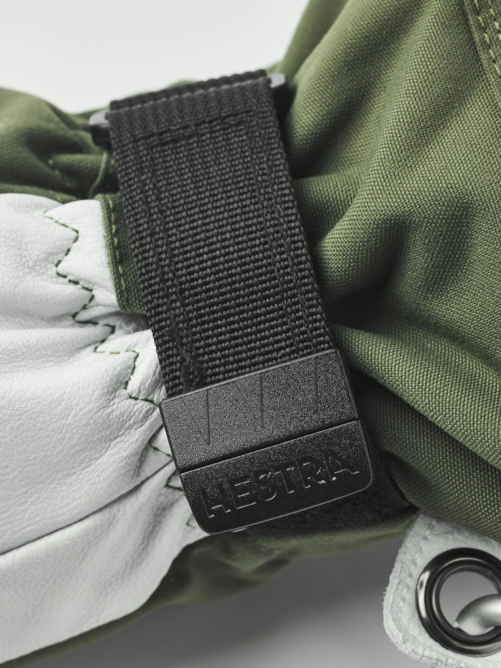 Mossgrön trefingershandske med vitt getskinn i innerhanden
 (2 av 7)