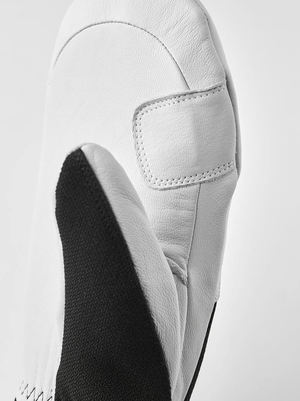 Schwarzer Fausthandschuh mit weißem Ziegenleder an der Innenhand
(4 oder 5)