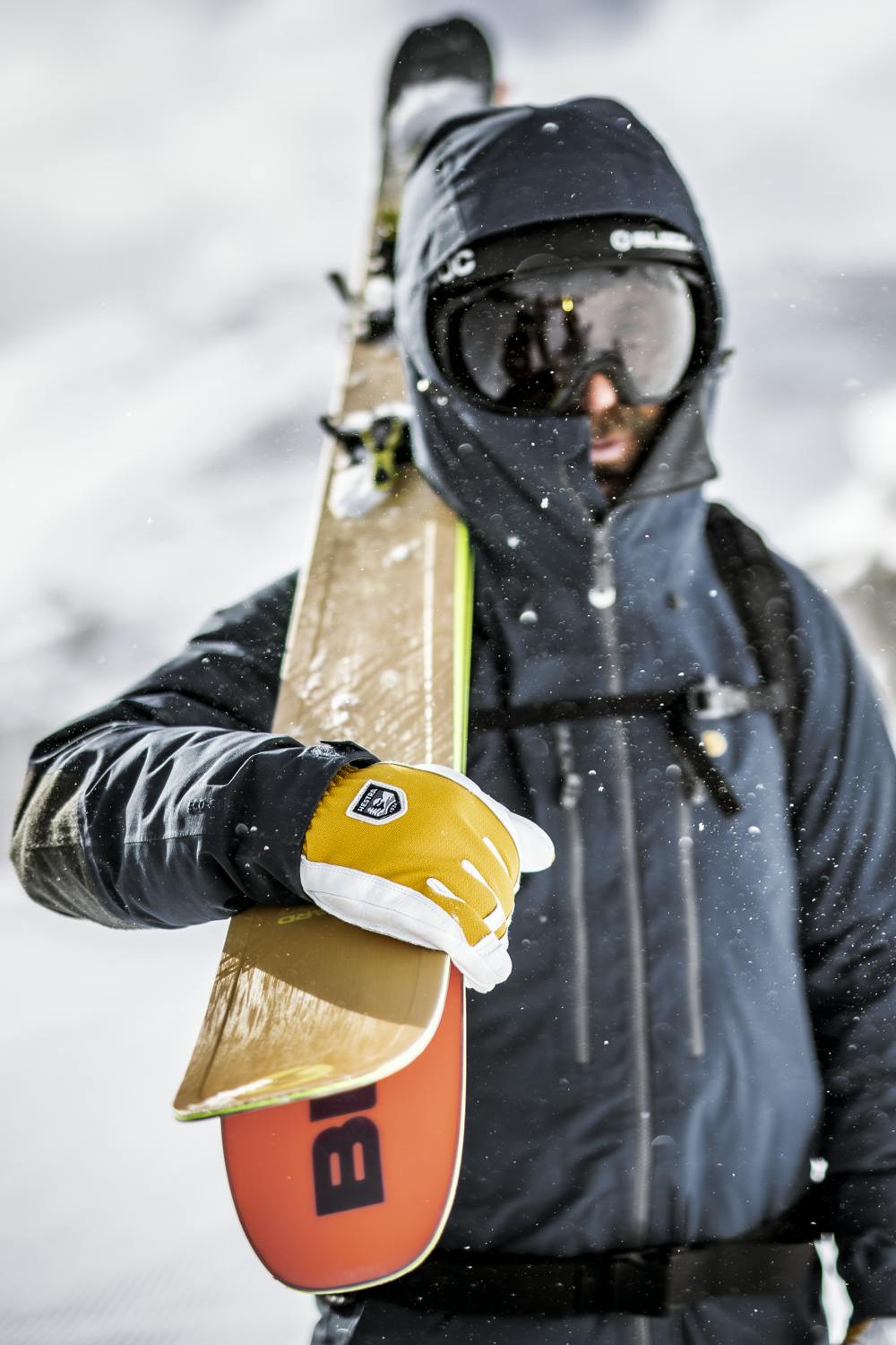 Gelber Skihandschuh mit weißem Ziegenleder an der Innenhand
 (9 oder 10)