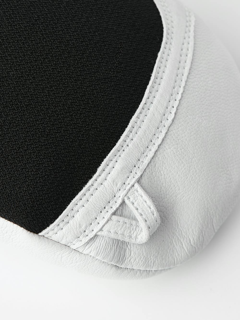 Svart tumhandske med vitt getskinn i innerhanden
(2 av 7)