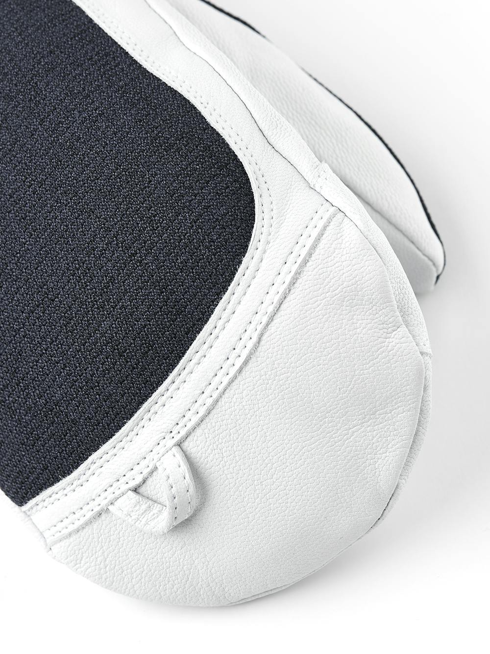 Mörkblå tumhandske med vitt getskinn i innerhanden
(2 av 6)