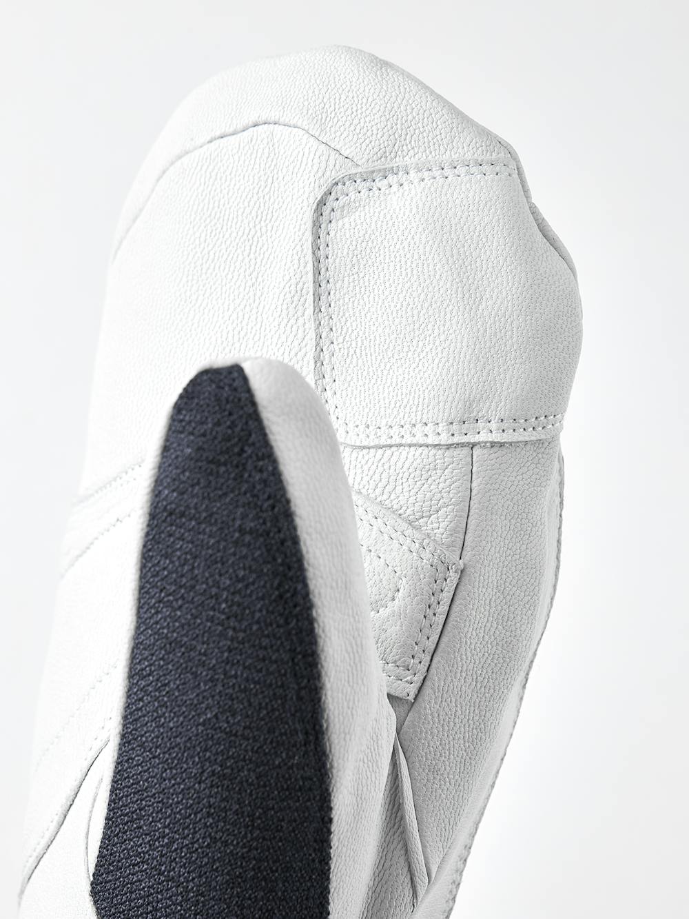 Mörkblå tumhandske med vitt getskinn i innerhanden
(3 av 6)