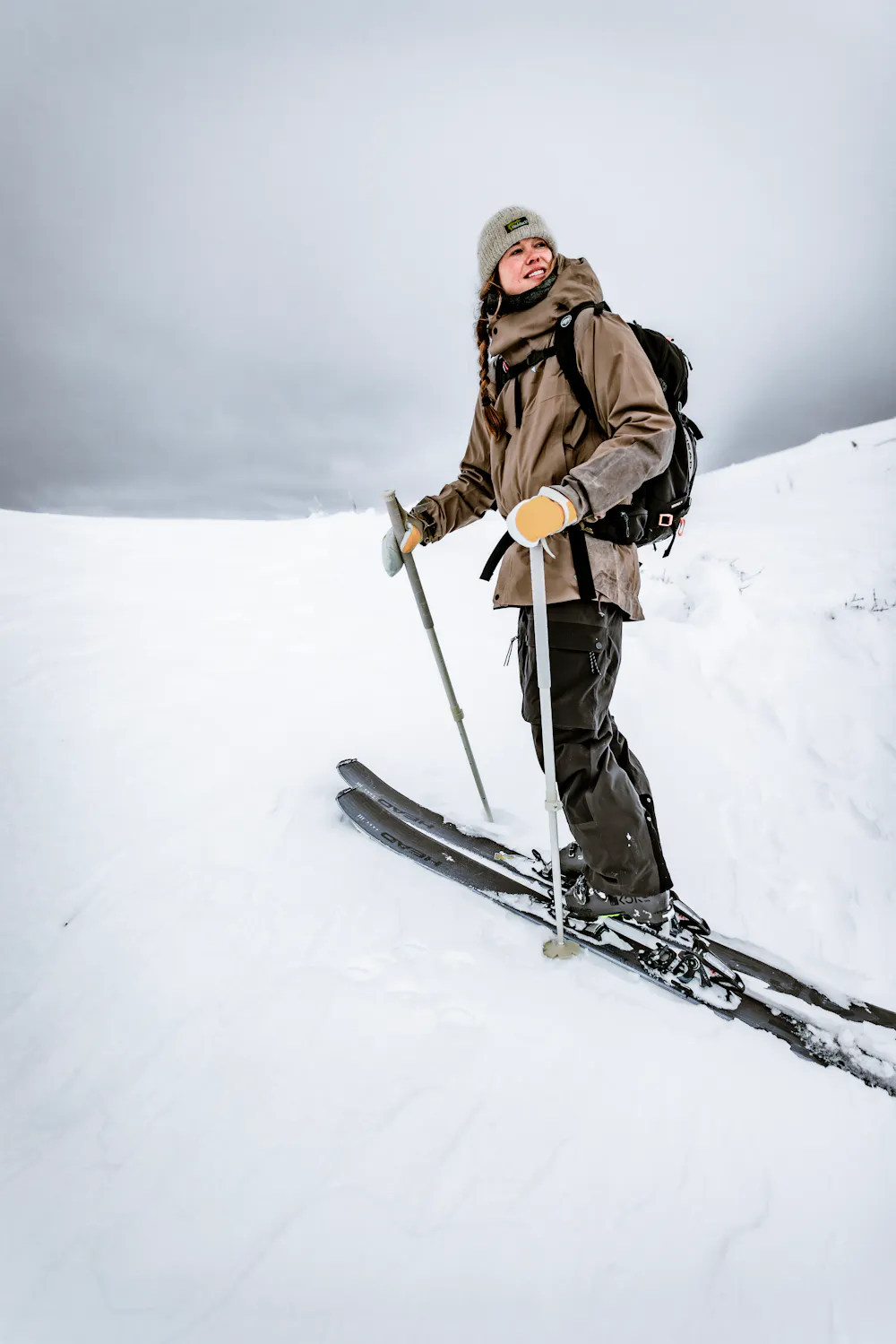 Yellow mitten with white goat leather palm
(4 of 10)