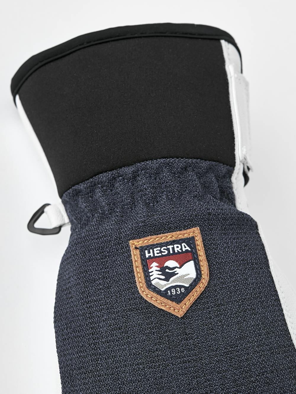 Mörkblå tumhandske med vitt getskinn i innerhanden
(4 av 6)