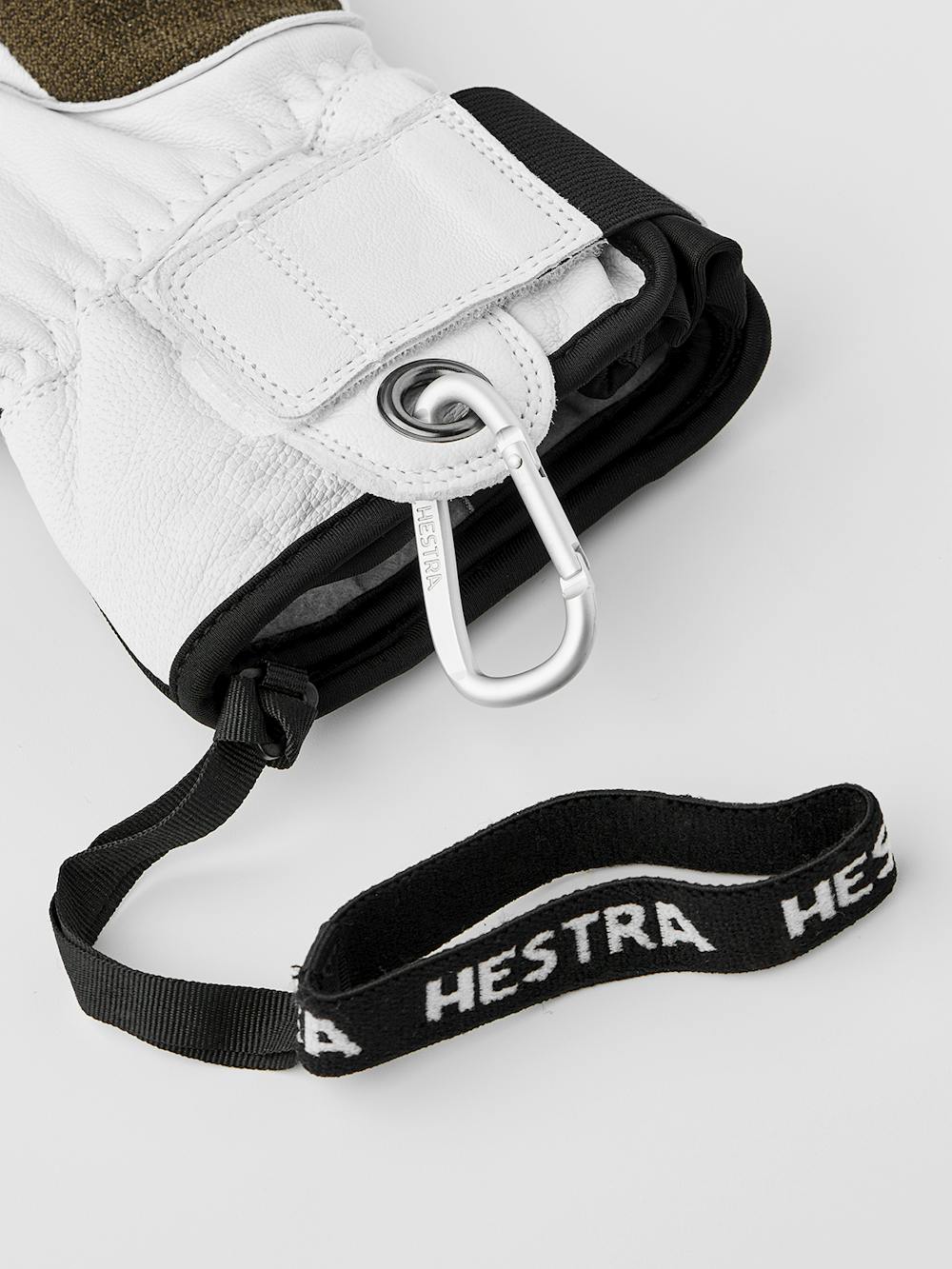 Moss green mitten with white goat leather palm
(5 of 7)