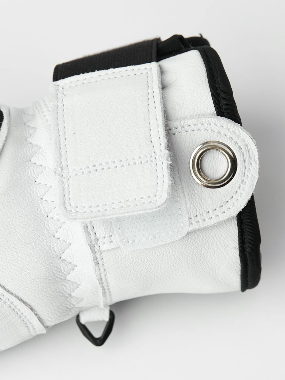 Svart tumhandske med vitt getskinn i innerhanden
 (4 av 7)