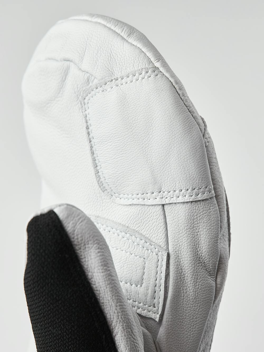 Svart tumhandske med vitt getskinn i innerhanden
 (5 av 7)