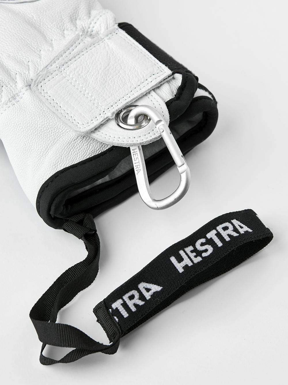 Mörkblå tumhandske med vitt getskinn i innerhanden
(5 av 6)