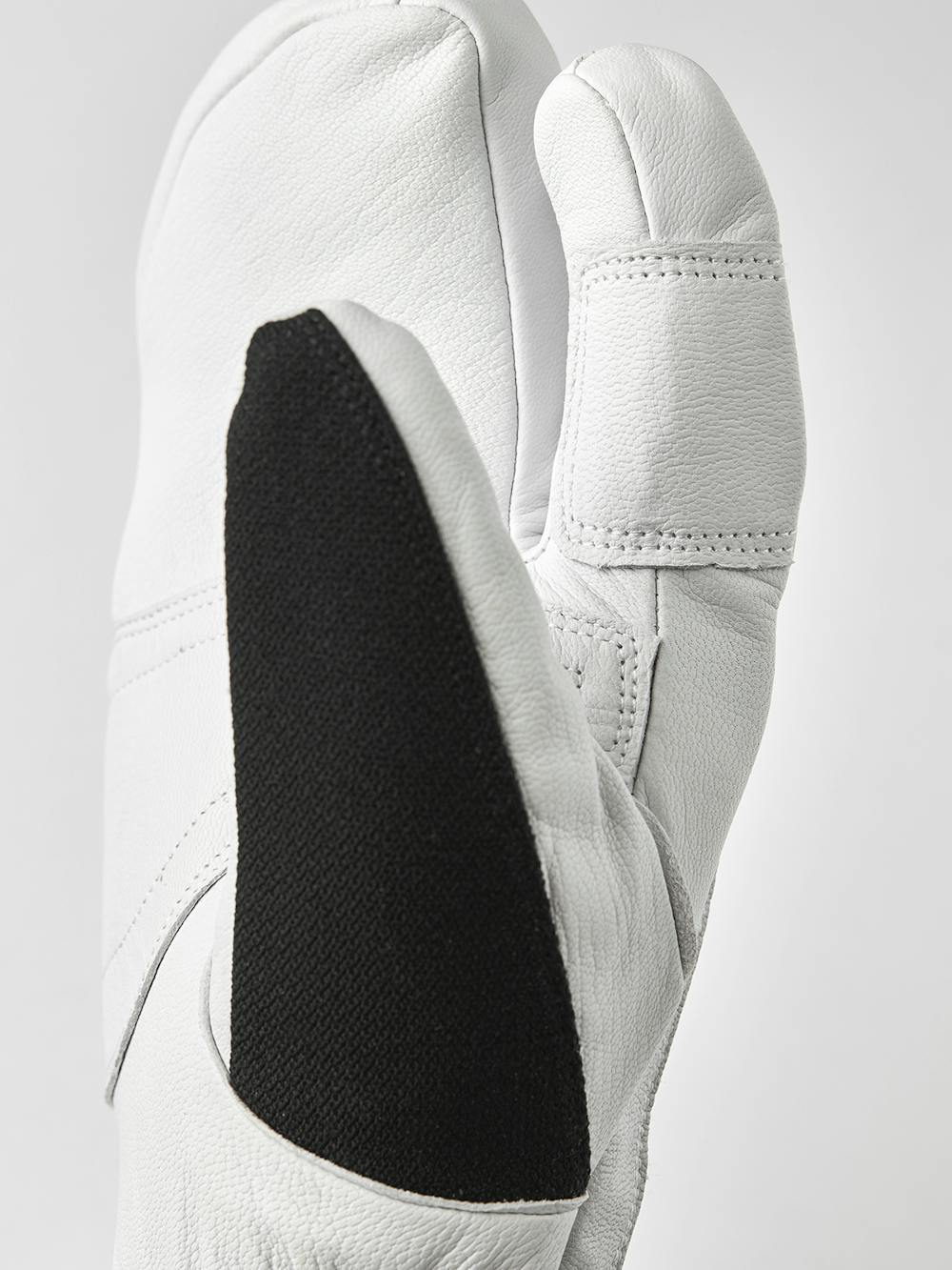 Schwarzer Dreifingerhandschuh mit weißem Ziegenleder an der Innenhand
(4 oder 5)