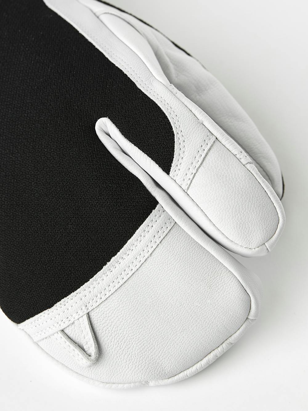 Schwarzer Dreifingerhandschuh mit weißem Ziegenleder an der Innenhand
(2 oder 5)