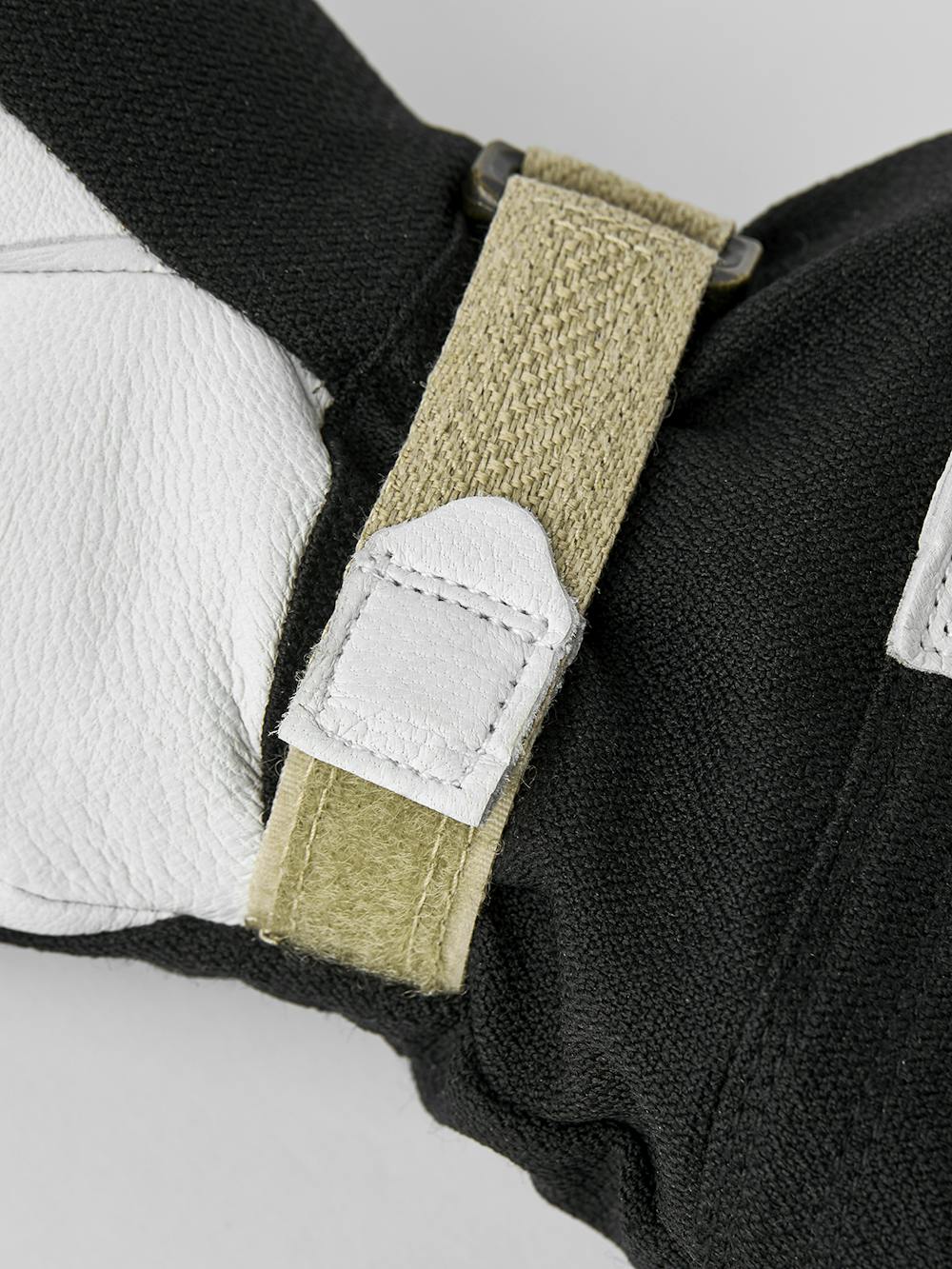 Svart skidhandske med vitt getskinn i innerhanden
 (4 av 6)