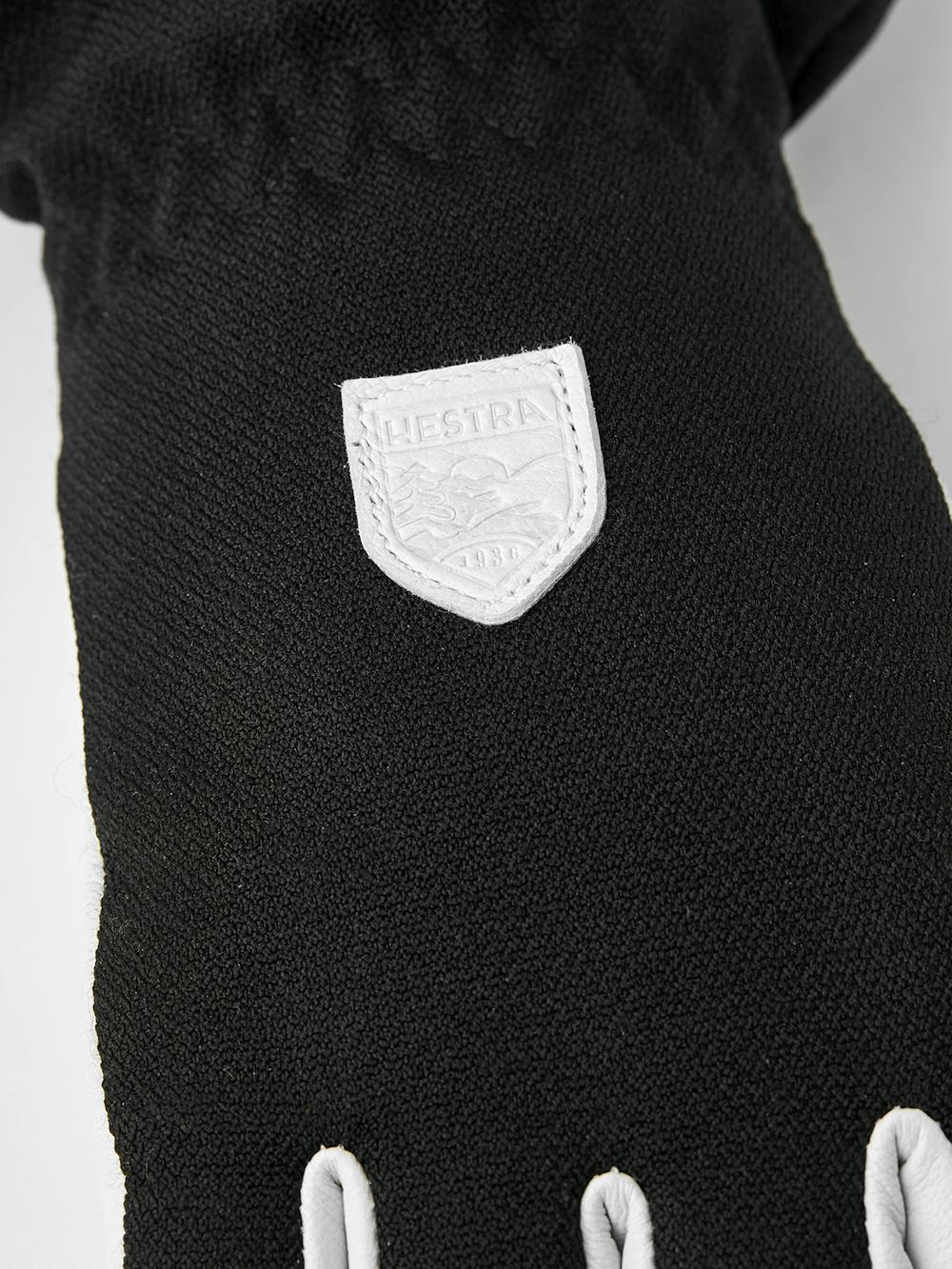 Svart skidhandske med vitt getskinn i innerhanden
 (3 av 6)