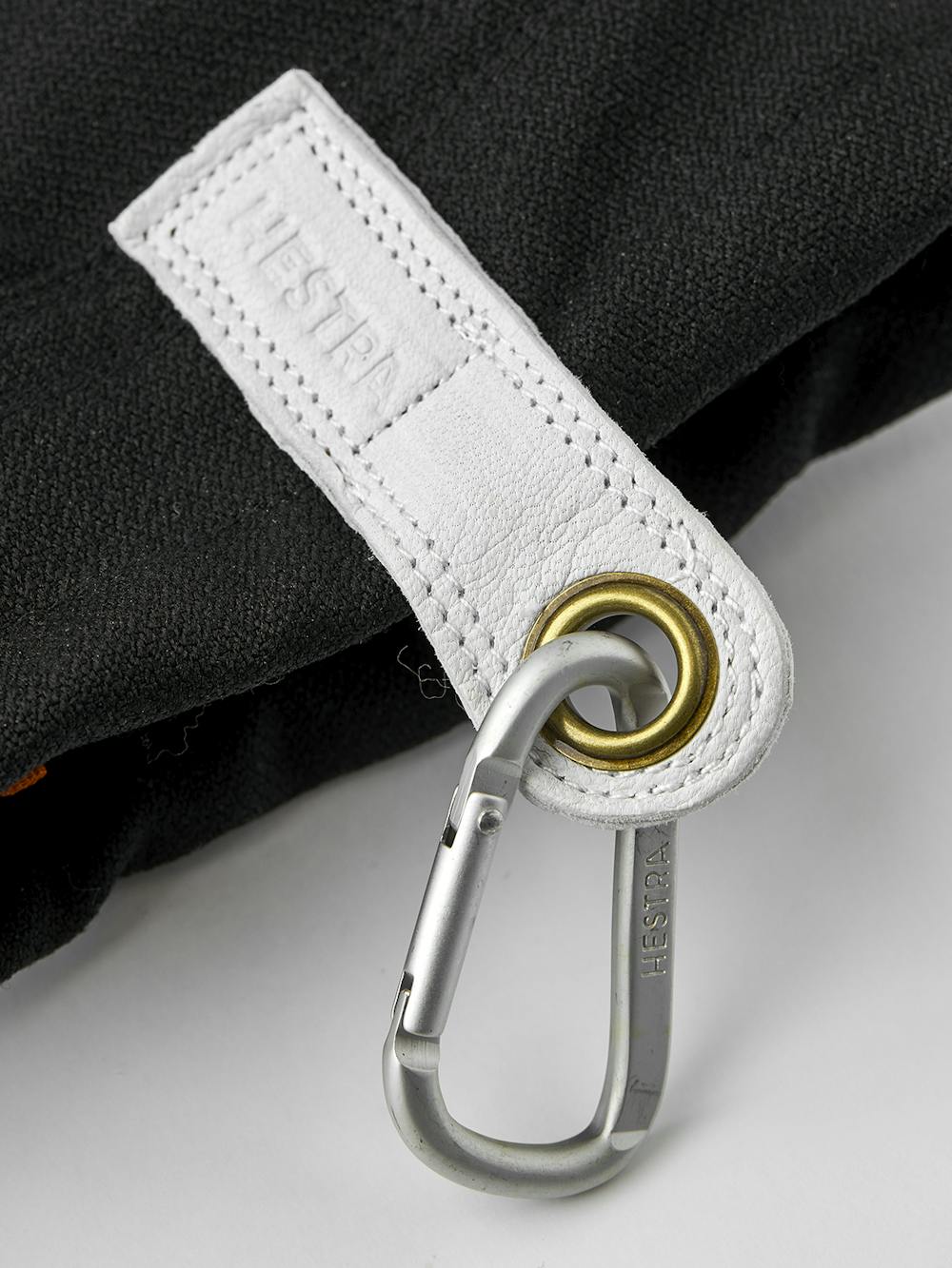 Svart skidhandske med vitt getskinn i innerhanden
 (5 av 6)