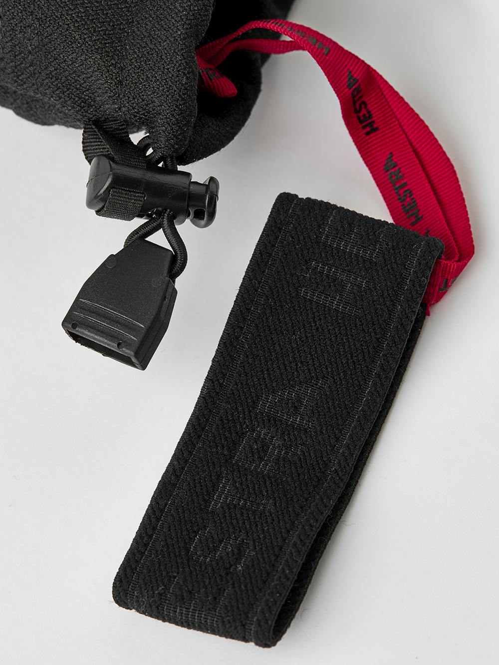 Svart skidhandske med vitt getskinn i innerhanden
 (6 av 6)