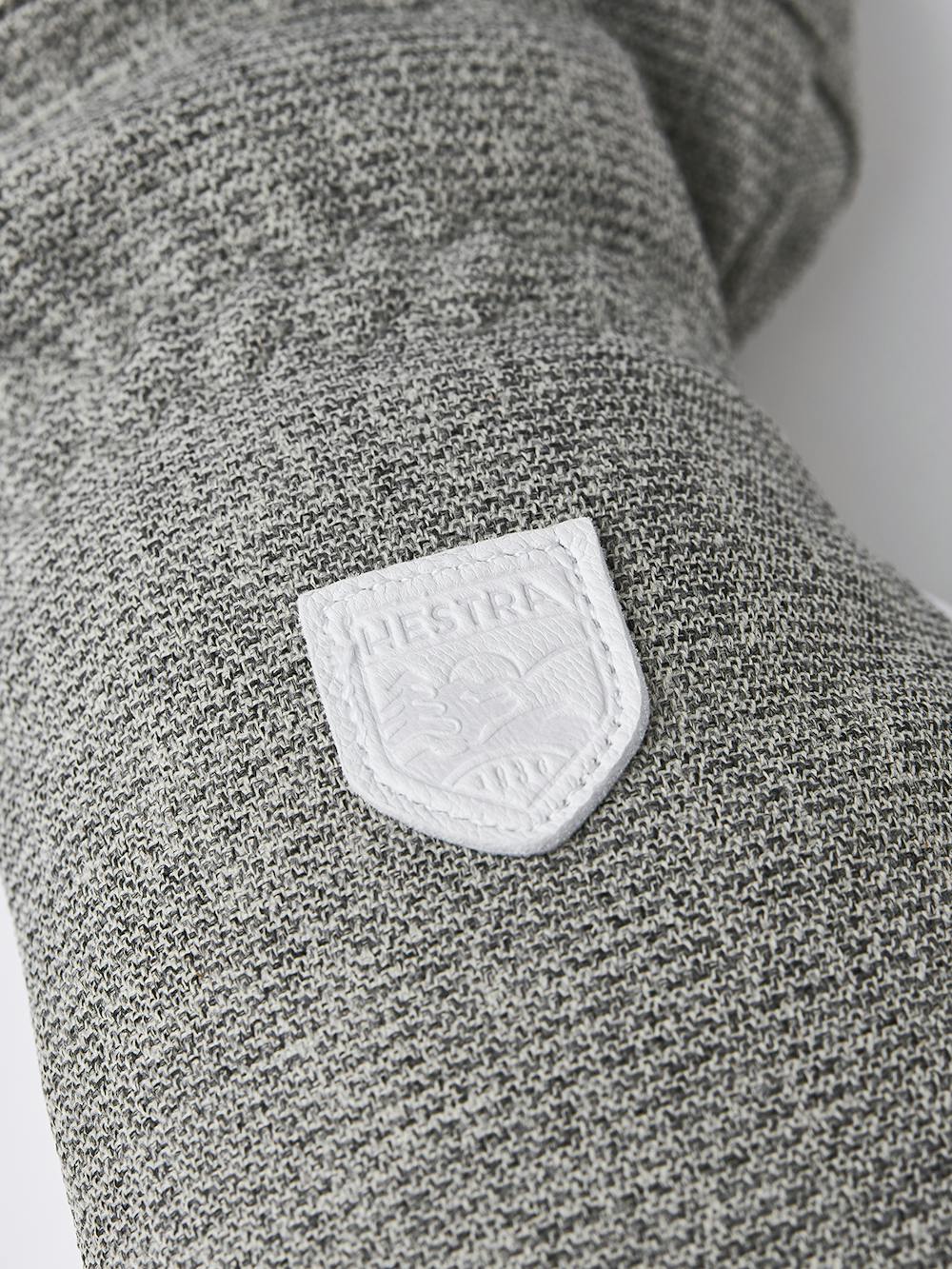 Ljusgrå tumhandske med vitt getskinn i innerhanden
 (4 av 7)