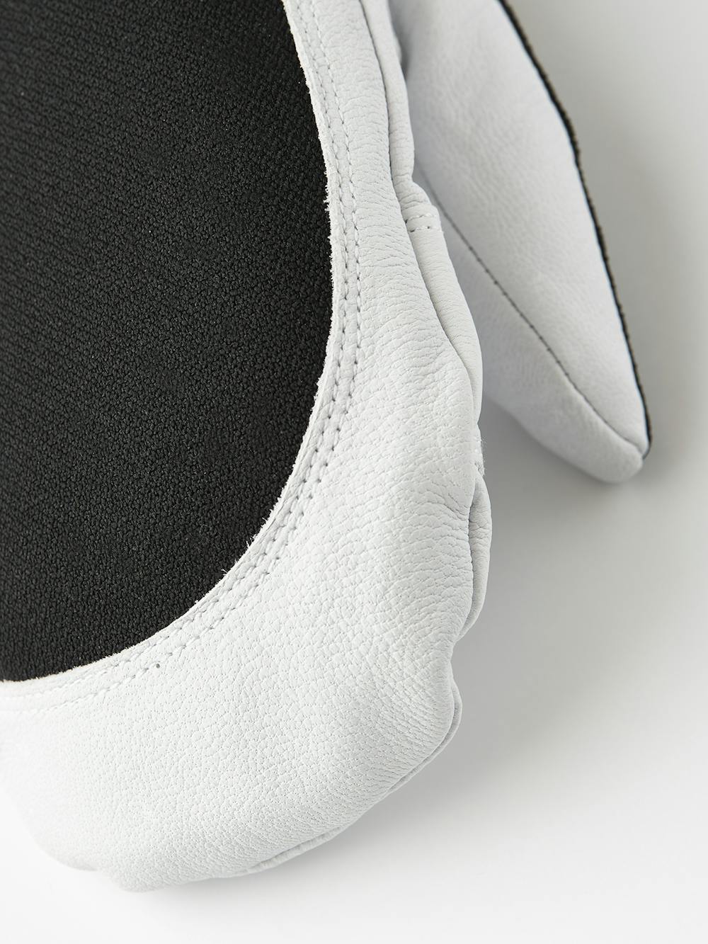 Svart tumhandske med vitt getskinn i innerhanden
 (3 av 7)