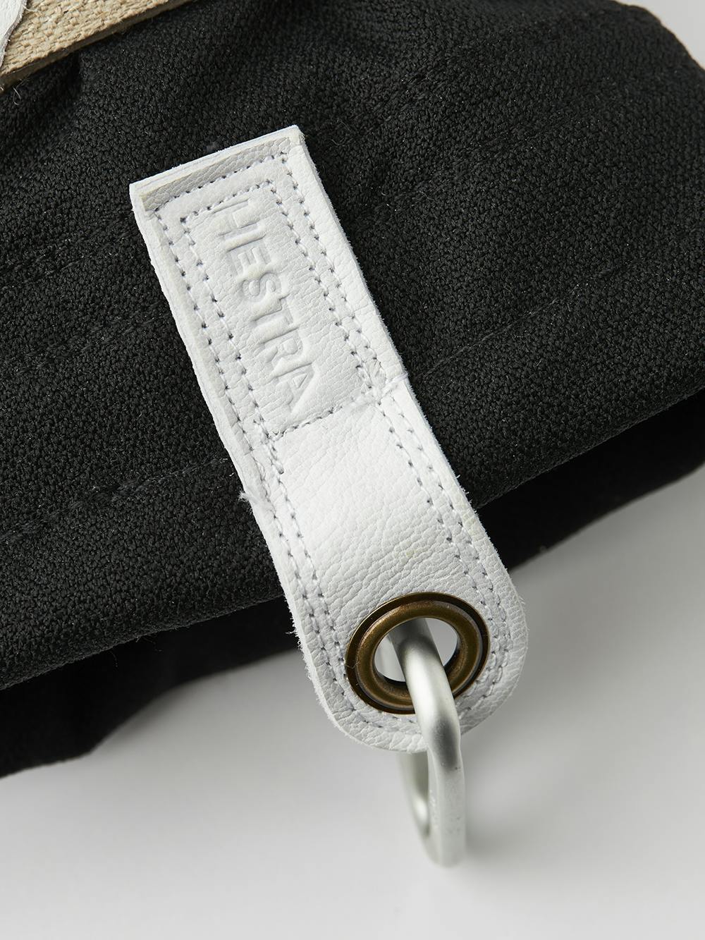 Svart tumhandske med vitt getskinn i innerhanden
(6 av 7)