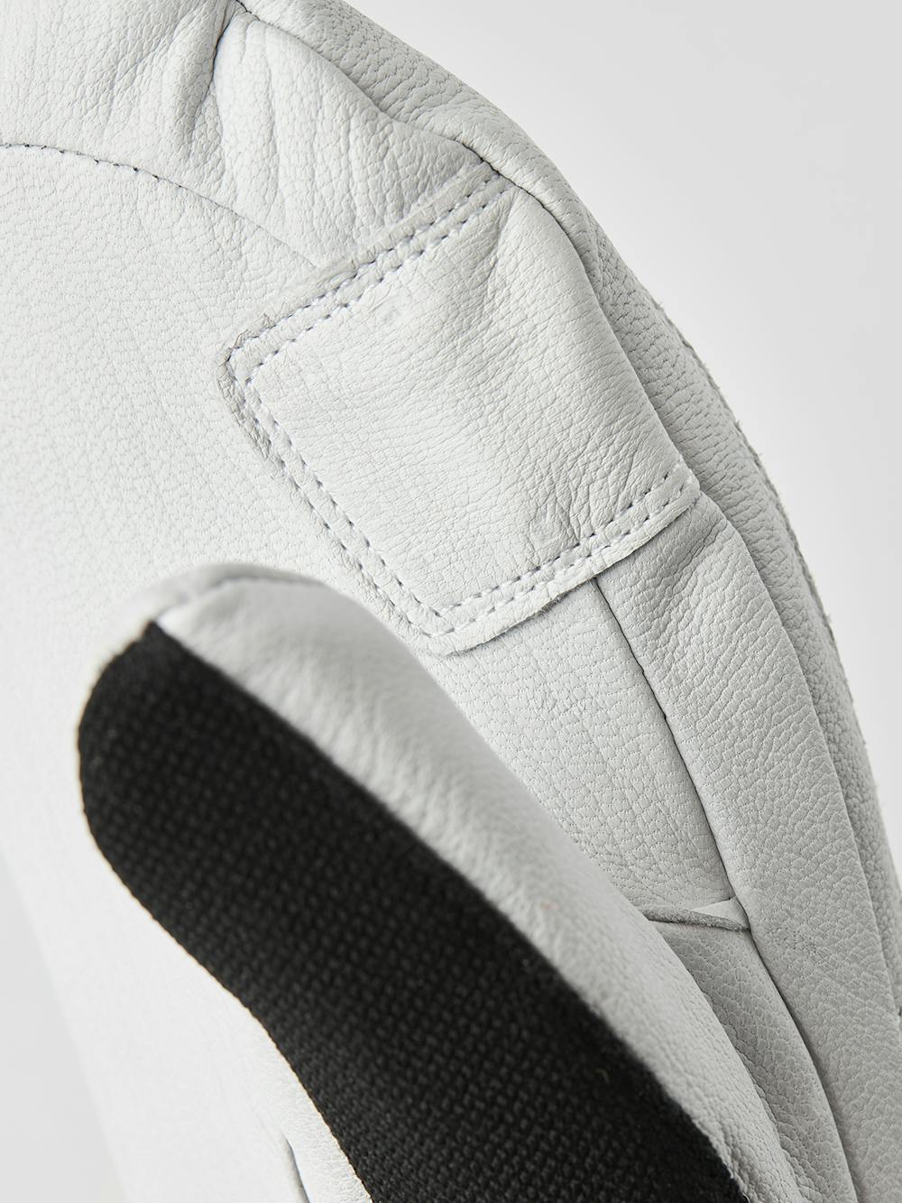 Svart tumhandske med vitt getskinn i innerhanden
(2 av 7)