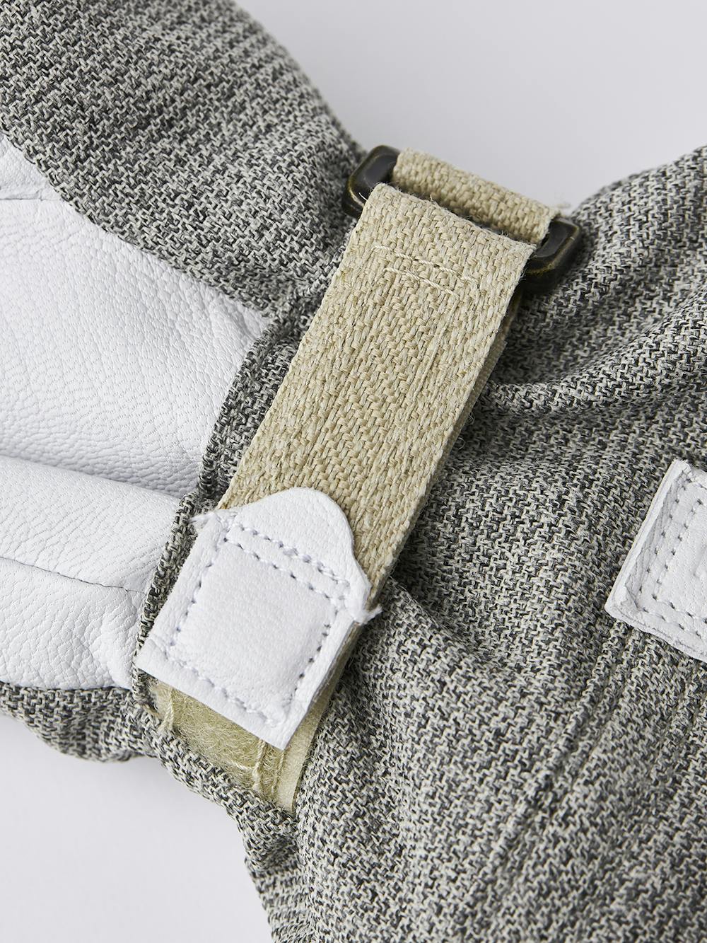 Ljusgrå tumhandske med vitt getskinn i innerhanden
(2 av 7)