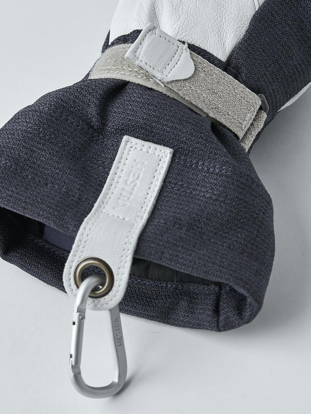 Dunkelblauer Fausthandschuh mit weißem Ziegenleder an der Innenhand
 (3 oder 6)