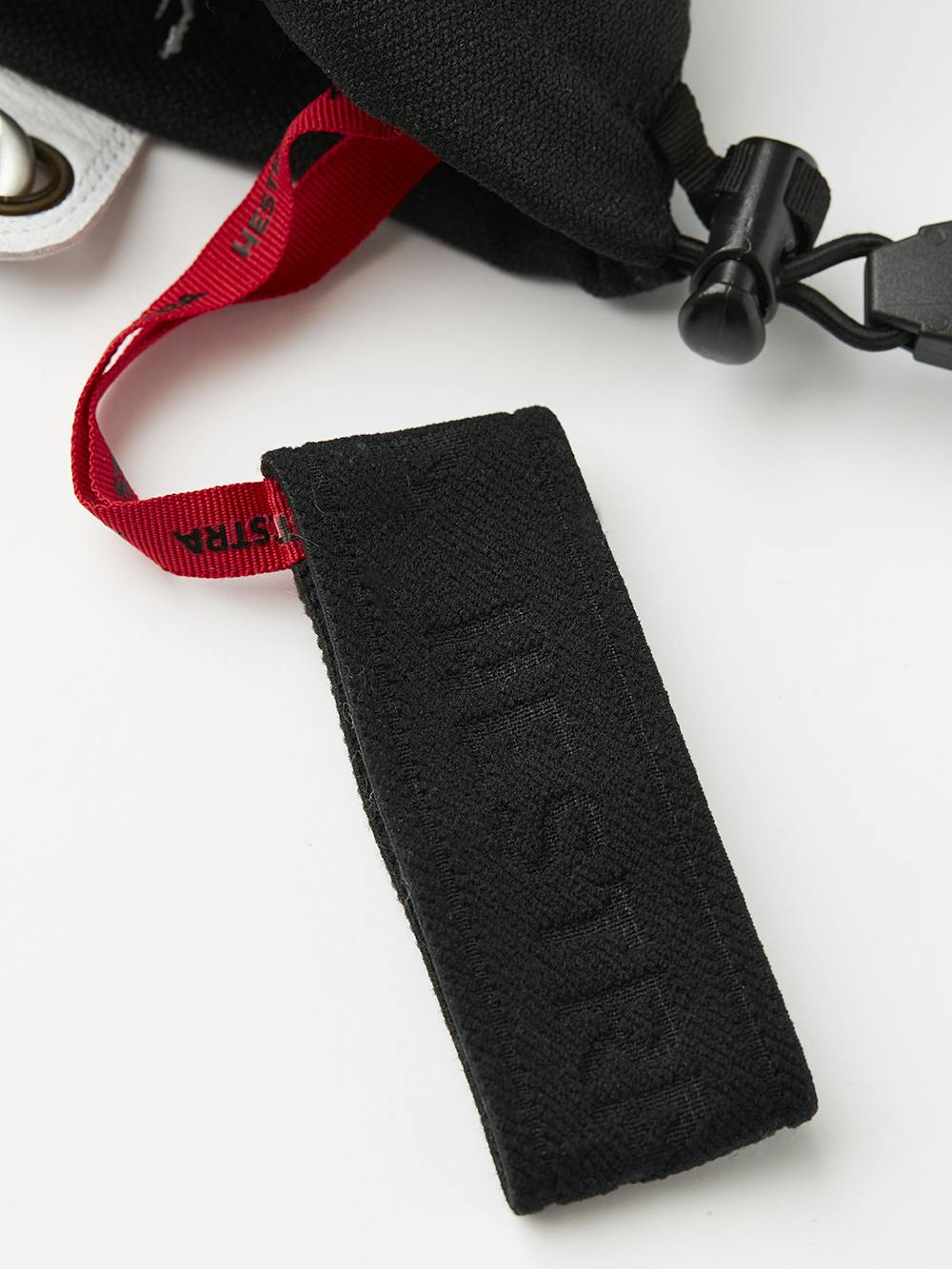 Svart tumhandske med vitt getskinn i innerhanden
(4 av 7)