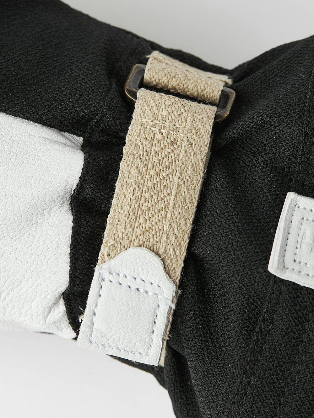 Svart tumhandske med vitt getskinn i innerhanden
 (5 av 7)