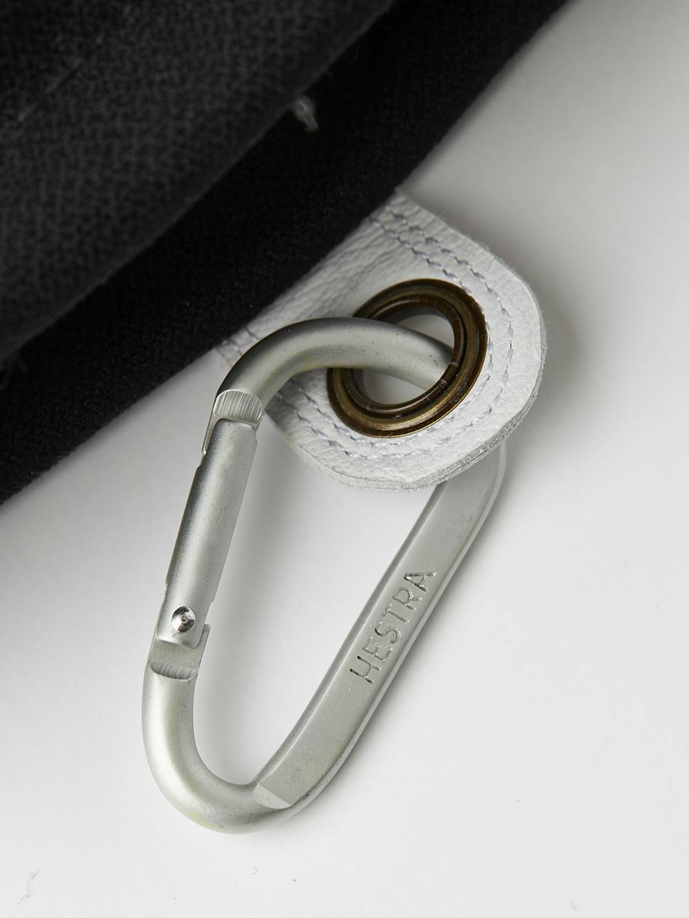 Svart tumhandske med vitt getskinn i innerhanden
 (7 av 7)